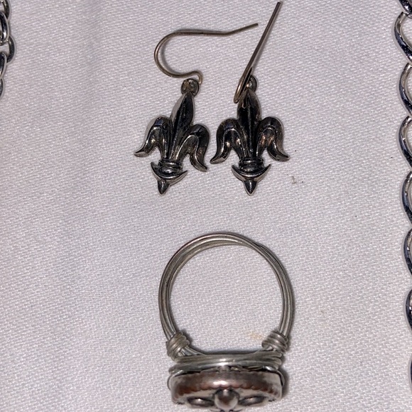 Fleur De Lis Filigree Jewelry Lot 2-Necklaces 2-Pair Earrings 1-Ring 1-Bracelet - Picture 5 of 15